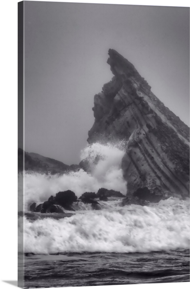 USA, Oregon, Bandon. Storm waves on coast.