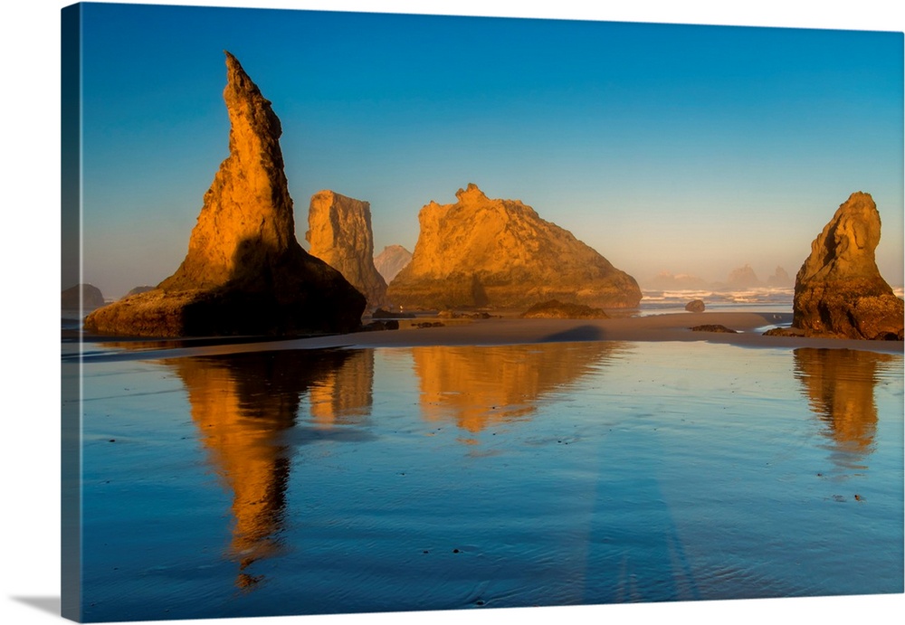 USA, Oregon, Bandon. Sunrise on beach.