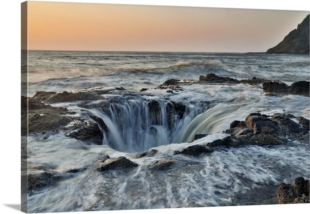 USA, Oregon, Cape Perpetua and Thor's Well at sunset.