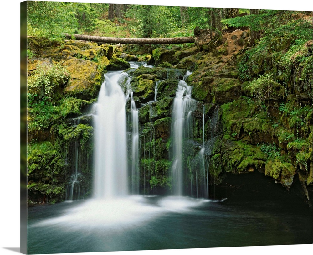 USA, Oregon, Umpqua River. Waterfall scenic.