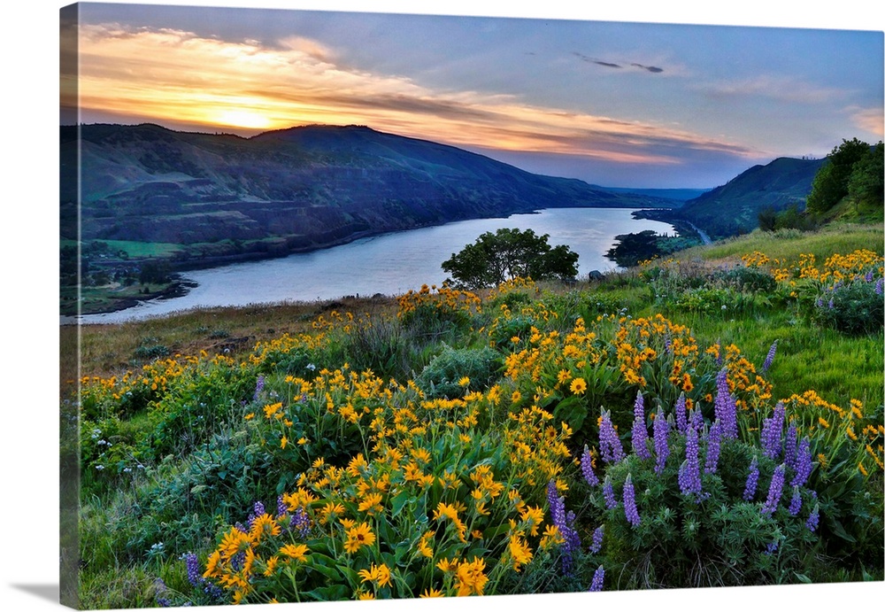 USA, Oregon. View of Lake Bonneville at sunrise.