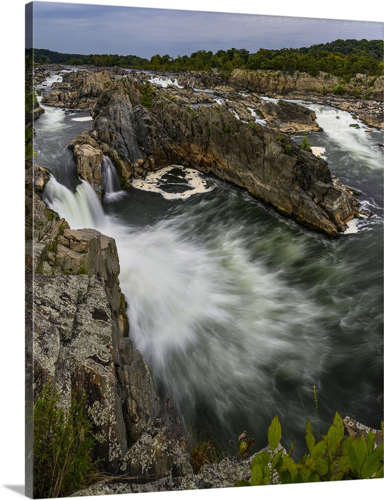 USA, Virginia. Waterfall on Potomac River, Great Falls National Park.