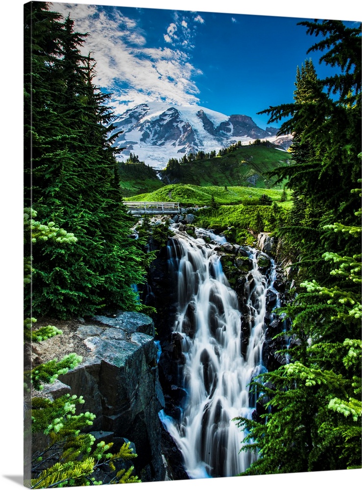 USA, Washington, Mount Rainier National Park, Mount Rainier, waterfall