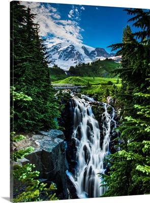 USA, Washington, Mount Rainier National Park, Mount Rainier, Waterfall