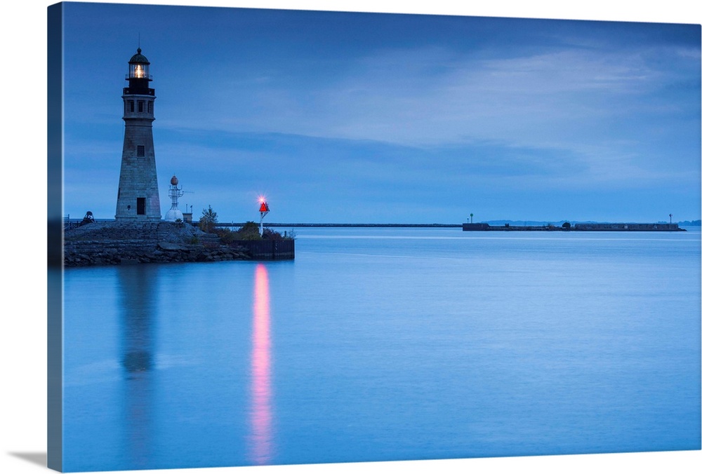 USA, Western New York, Buffalo, Lake Erie Lighthouse, dawn