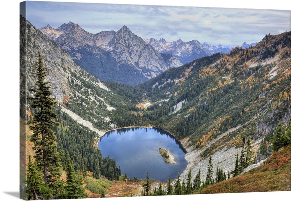 Washington, Wenatchee National Forest. Lake Ann from Maple Pass Loop trail.