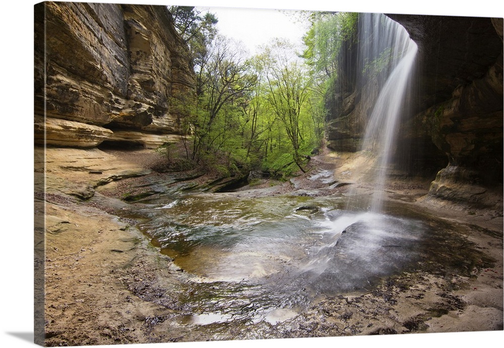 Waterfalls in LaSalle Canyon in Starved Rock State Park, Illinois, USA