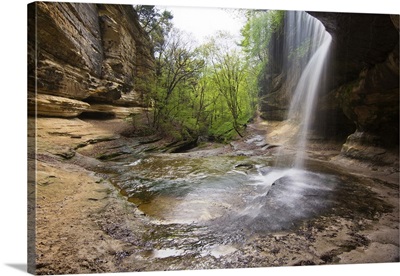 Waterfalls in LaSalle Canyon in Starved Rock State Park, Illinois