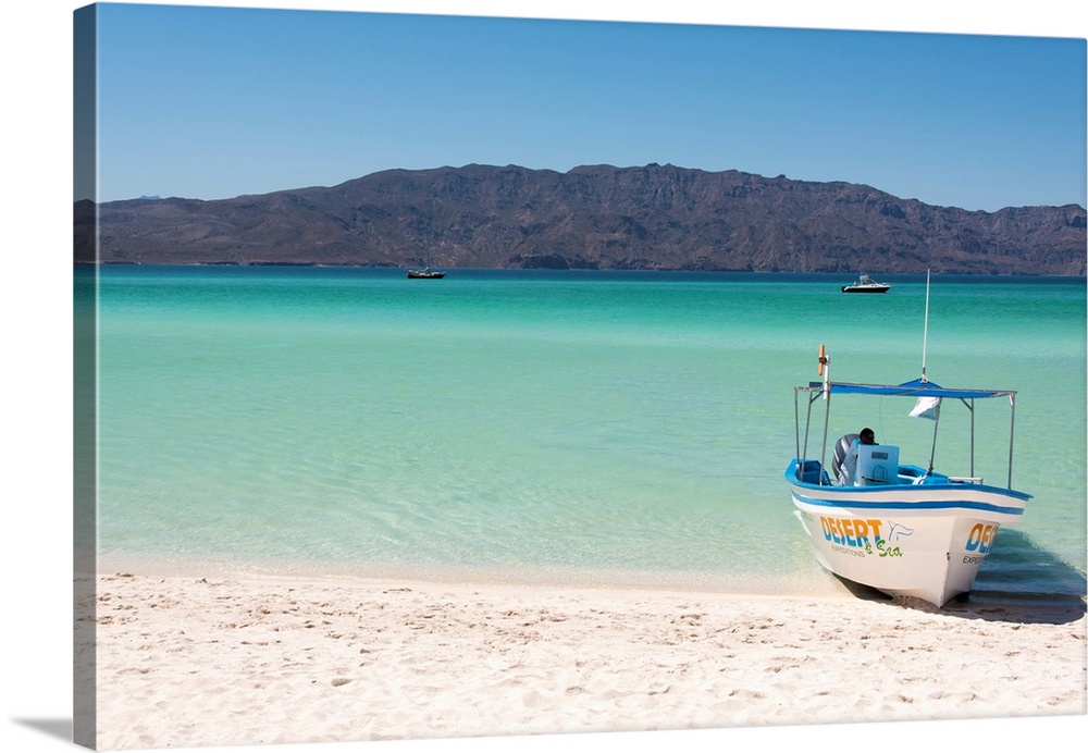 Mexico, Baja California Sur, Sea of Cortez. White sand beach and calm waters Isla Coronado.