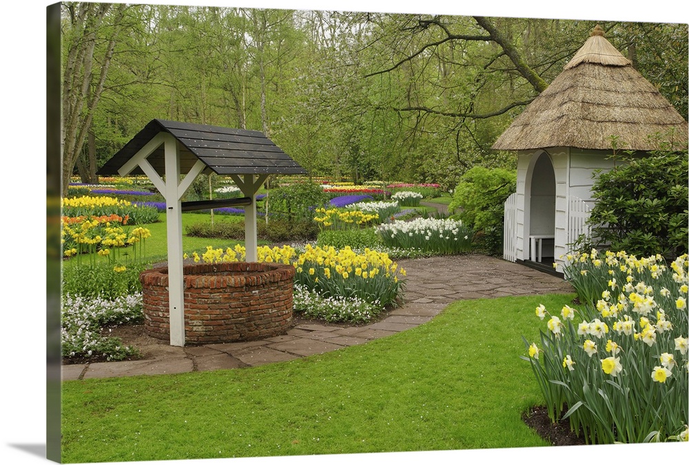 Wishing well in garden, Keukenhof Gardens, Lisse, Netherlands, Holland