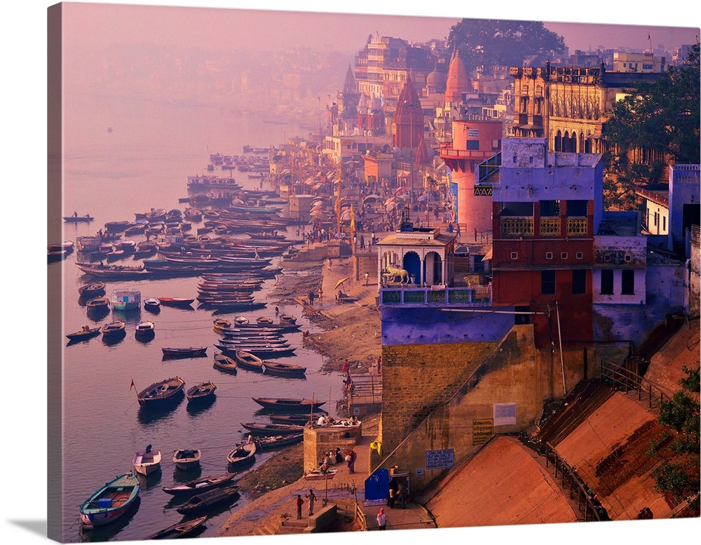 I ghat lungo il Gange a Varanasi (Benares), emergono dalla nebbia alle prime luci dell'alba.