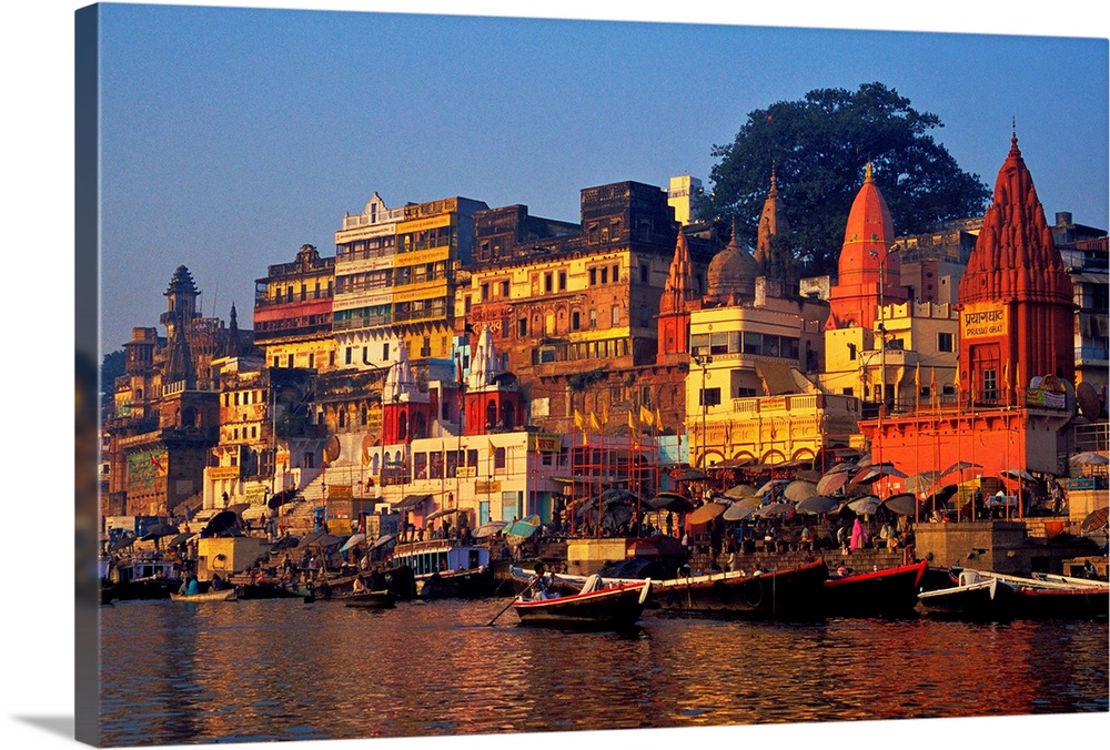 I ghat lungo il Gange emergono dalla nebbia alle prime luci dell'alba. Nella foto la zona del Dasaswamedh Ghat, il ghat pr...