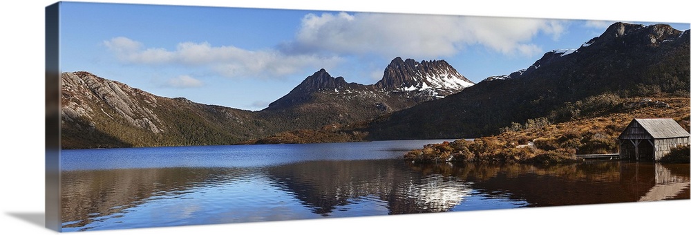 Australia, Tasmania, Cradle Mountain, boat shelter on the Dove Lake