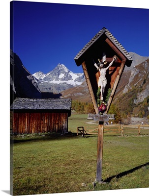 Austria, Tirol, Kalstal, Crucifix Kals, view towards the Grossglockner mountain