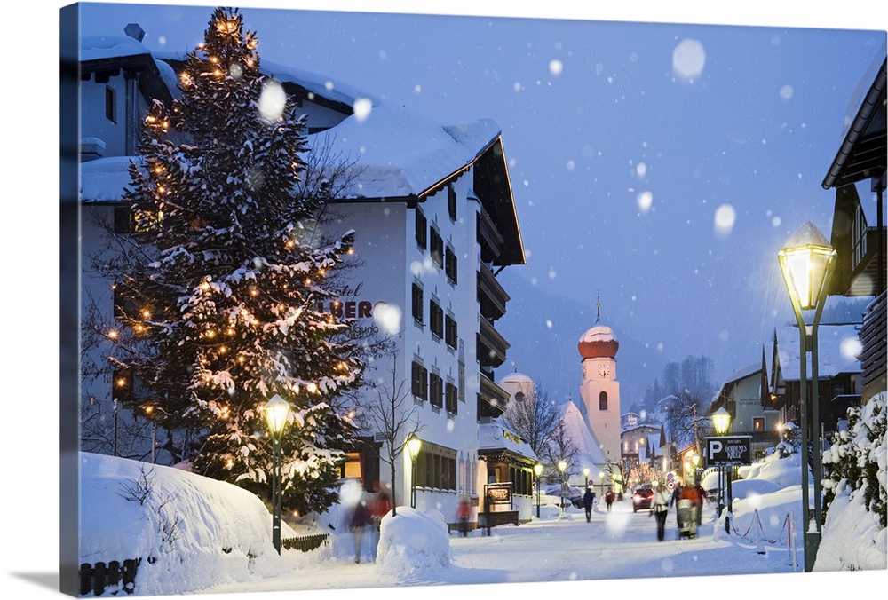 Austria, Tyrol, Alps, Arlberg, Sankt Anton am Arlberg, The village at Christmas time