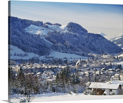 Austria, Tyrol, Kitzbuhel, Alps, The town towards Hahnenkamm mountain