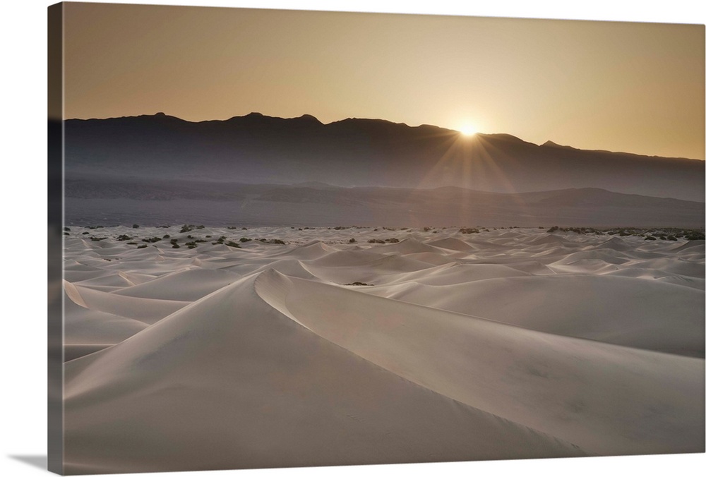 USA, California, Death Valley, Mesquite Flat sand dunes.