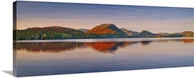 Canada, Quebec, Mont-Tremblant, Laurentian Mountains Lac-Superieur, Autumn colors