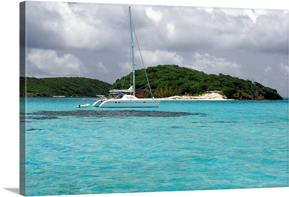 Una barca in rada alle Tobago Cays, un gruppo di 5 atolli corallini nell'arcipelago caraibico delle Grenadines, Antille......