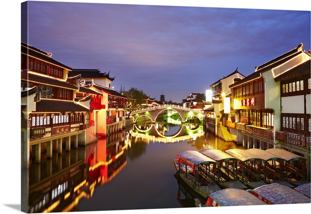 China, Shanghai, The old town of Qibao at dusk.