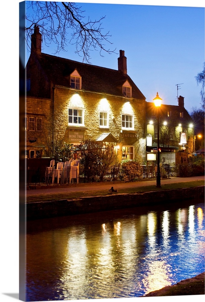 Cotswolds, Gloucestershire, Bourton-on-the-Water, Riverside pub