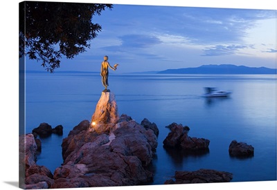 Croatia, Kvarner, Adriatic Coast, Opatija, Bronze statue on coastline