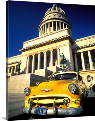 Cuba, Havana, Vintage car in front of Capitolio Nacional