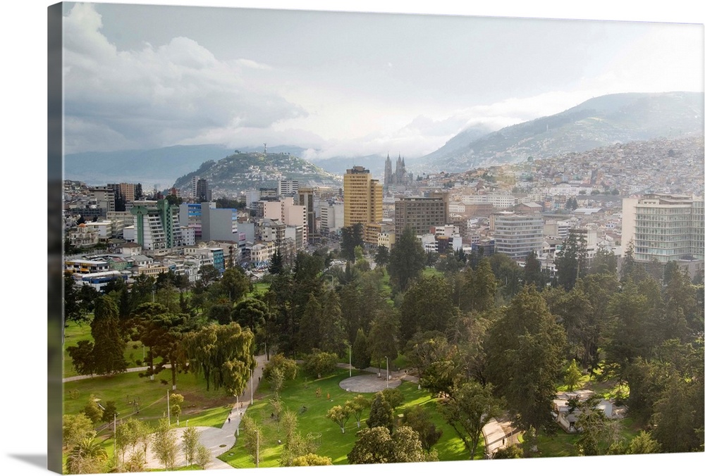 Ecuador, Sierra, Quito, View towards the town