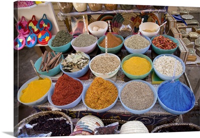 Egypt, Nile Valley, Luxor, Herbs and spices at the souk