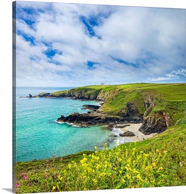 England, Cornwall, Lizard Peninsula, looking across Housel Bay to the Lizard Lighthouse