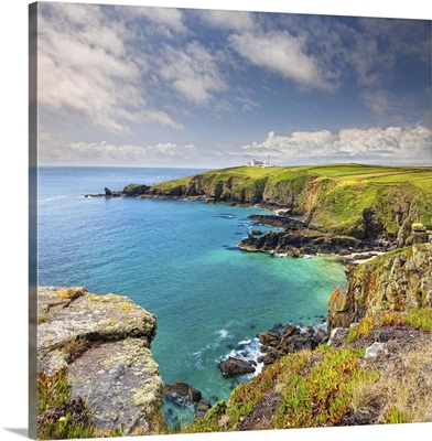 England, Cornwall, Lizard Peninsula, looking across Housel Bay to the Lizard Lighthouse