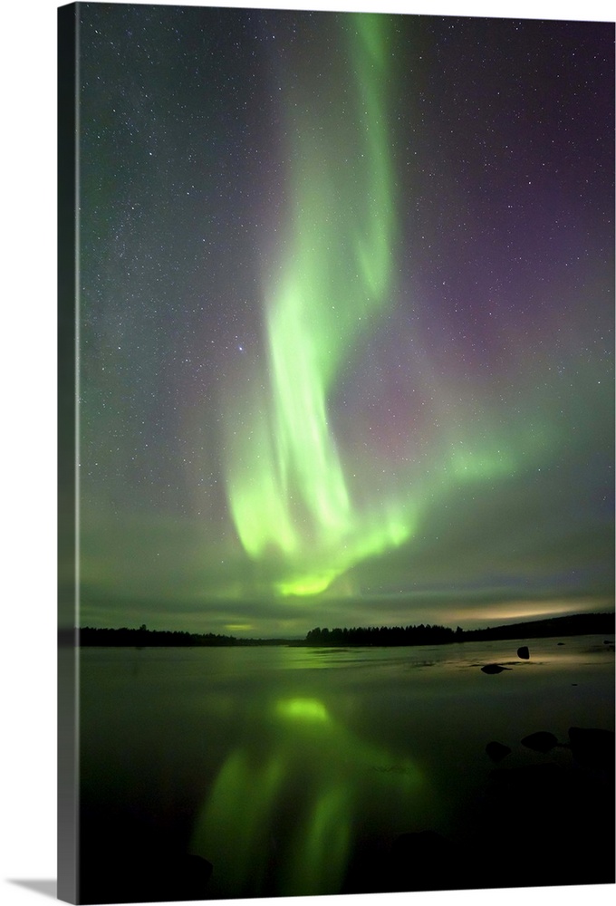 Finland, Lapland, Scandinavia, Northern lights reflected in the lake, near Kaaresuvanto.