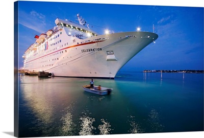 Florida, Florida Keys, Key West, Cruise-ship approaching the Harbor