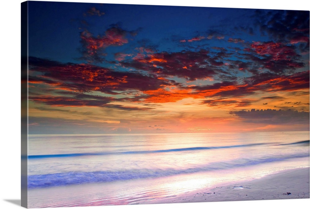USA, Florida, Saint Petersburg, Saint Petersburg Beach, sunset over Gulf of Mexico.