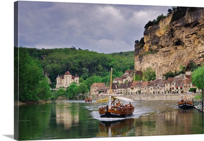 France, Aquitaine, Dordogne, Perigord, La Roque Gageac village and Dordogne river