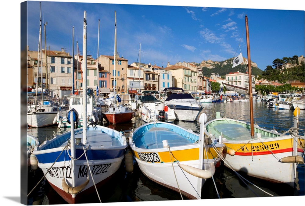 France, Bouches-du-Rhone, Cassis, Sailing dinghies in front of the port