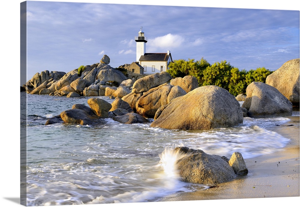 France, Brittany, Brignogan-Plages, Pointe de Pontusval lighthouse and Chardons Bleus beach.