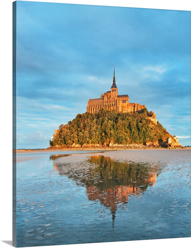 France, Normandy, Atlantic ocean, English Channel, Basse-Normandie, Mont Saint-Michel The abbey at sunset.