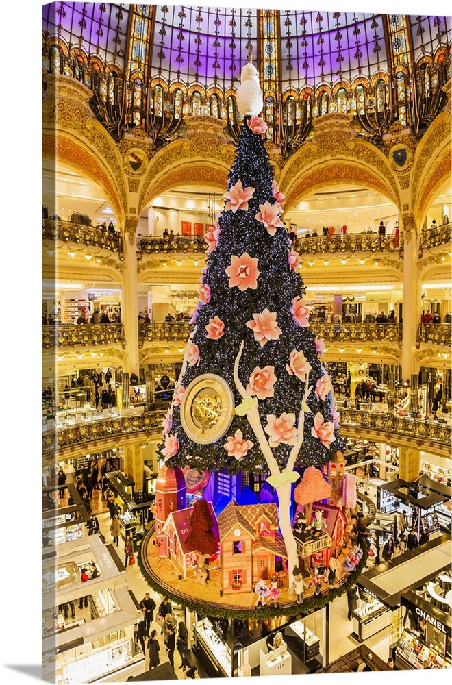 France, Ile-de-France, Ville de Paris, Paris, Galeries Lafayette, The famous department store decorated for Christmas.