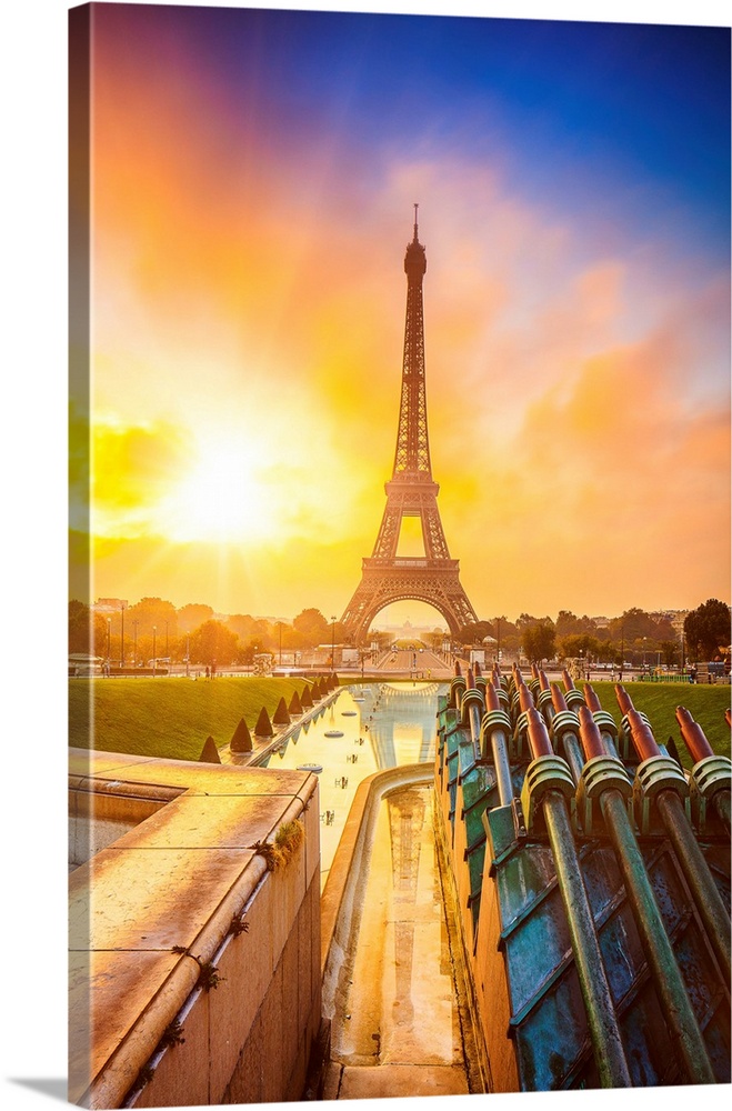 France, Ile-de-France, Ville de Paris, Paris, Invalides, Trocadero Fountains, The Eiffel Tower at sunrise view from Trocad...