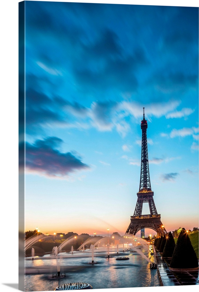 France, Ile-de-France, Ville de Paris, Paris, Invalides, Trocadero Fountains, The Eiffel Tower at sunrise view from Trocad...