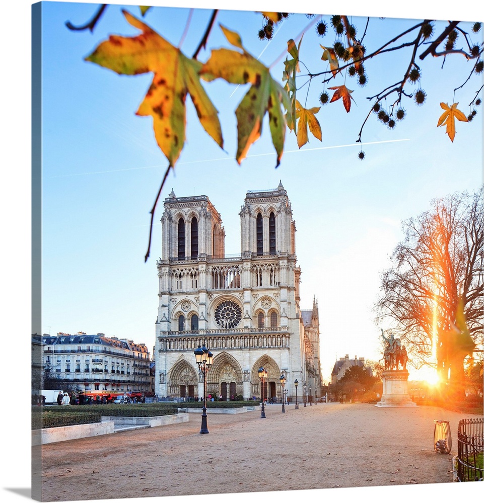 France, Ile-de-France, Paris, Notre Dame de Paris, Seine, Ville de Paris, Sun rising over the cathedral.
