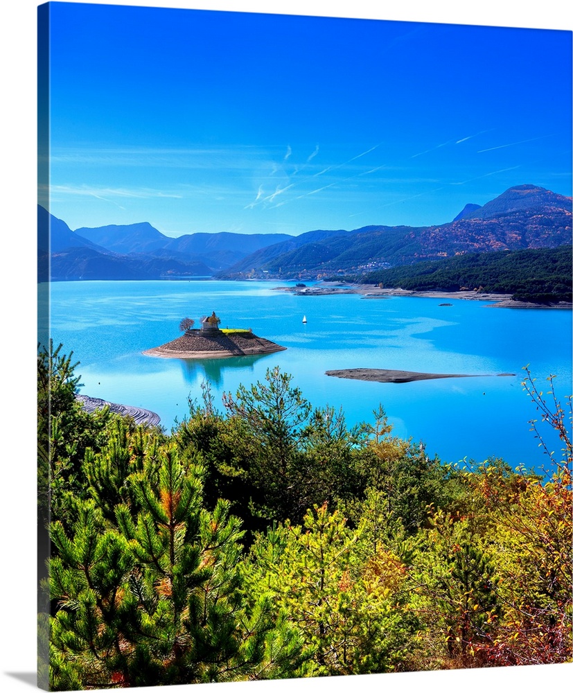 France, Provence-Alpes-Cote d'Azur, Hautes-Alpes, Lake Serre-Poncon (Lac de Serre-Poncon) near Gap.
