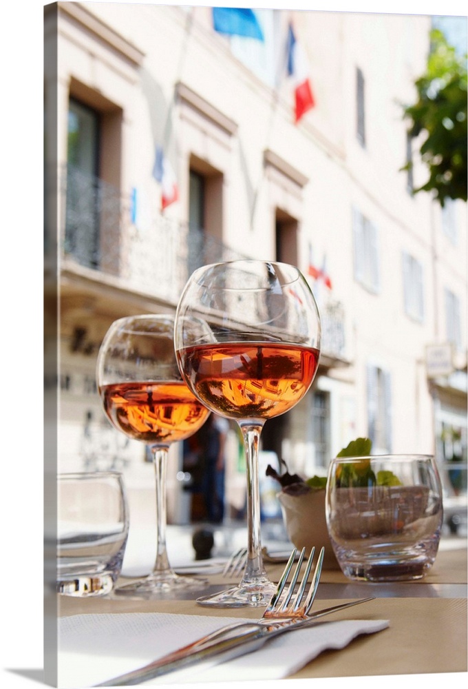 France, Provence-Alpes-C..te d'Azur, Var, La Cadi..re-d'Azur, Bandol AOC, main square, glasses of rose wine at the table o...