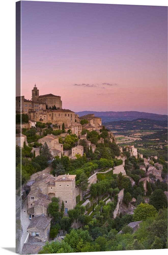 France, Provence-Alpes-Cote d'Azur, Vaucluse, Gordes, Dusk