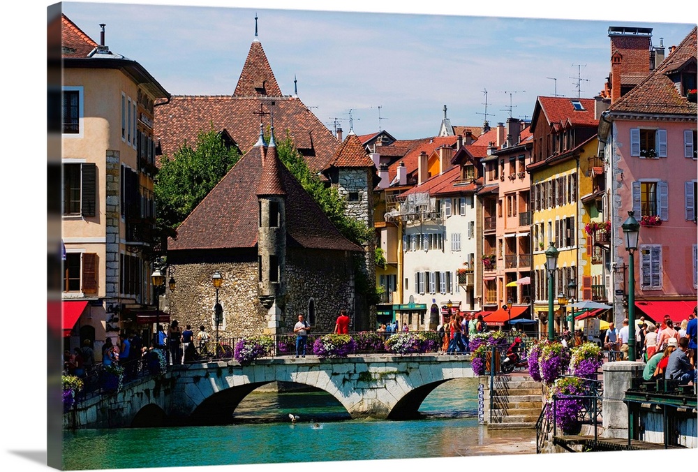 France, Rh..ne-Alpes, Haute-Savoie, Annecy town, Thiou canal and Palais de l'Isle