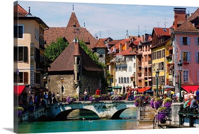 France, Rhone-Alpes, Haute-Savoie, Annecy town, Thiou canal and Palais de l'Isle