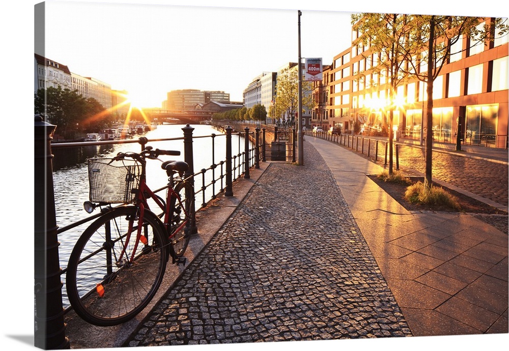 Germany, Berlin, Berlin Mitte, Spree riverside at sunrise