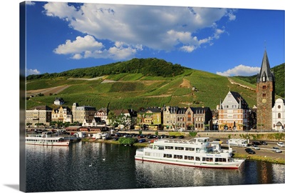 Germany, Moselle Valley, View of the picturesque village riverfront and Mosel river