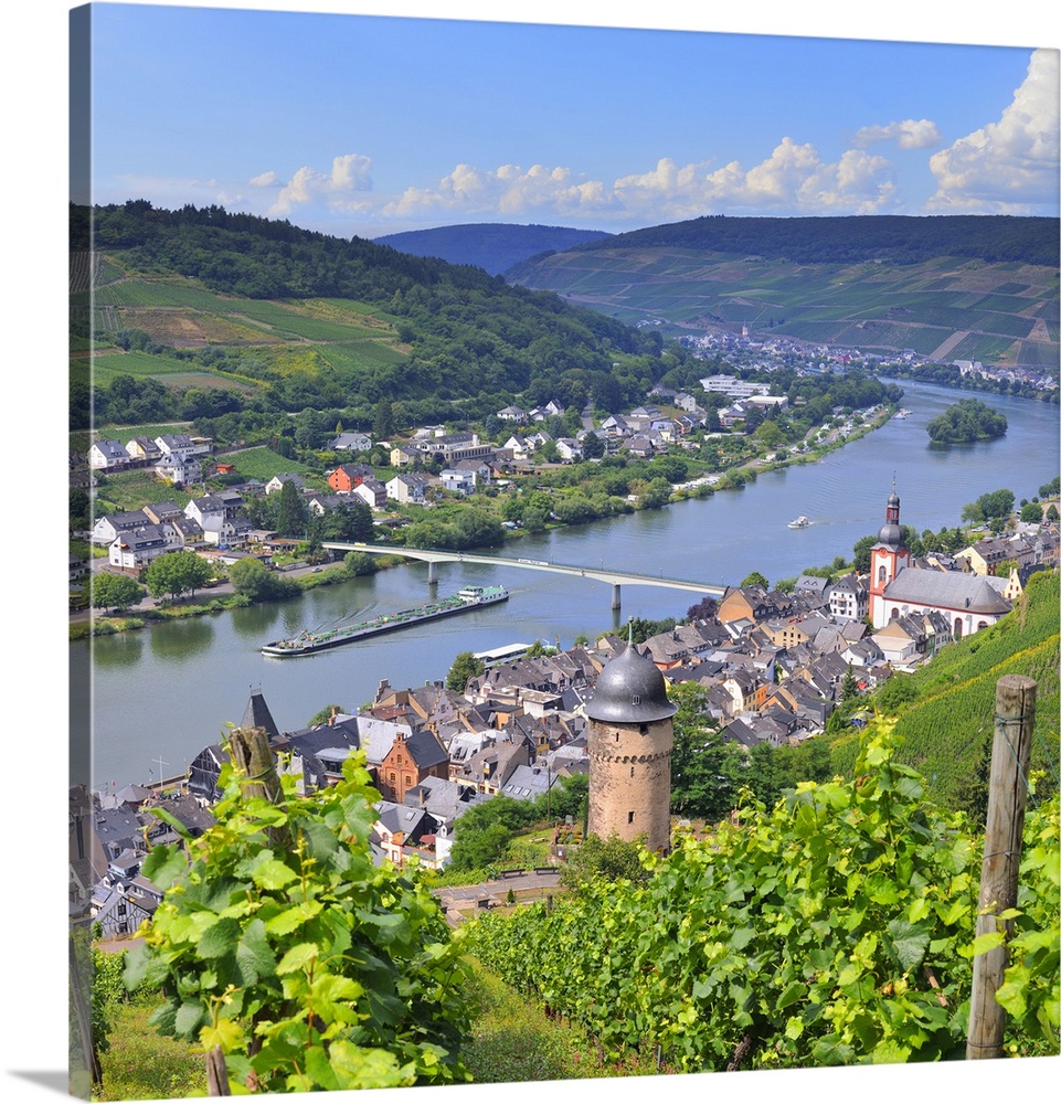 Germany, Rhineland-Palatinate, Moselle Valley, Moselle Wine Route, Zell an der Mosel, Moselle River and typical vineyards.